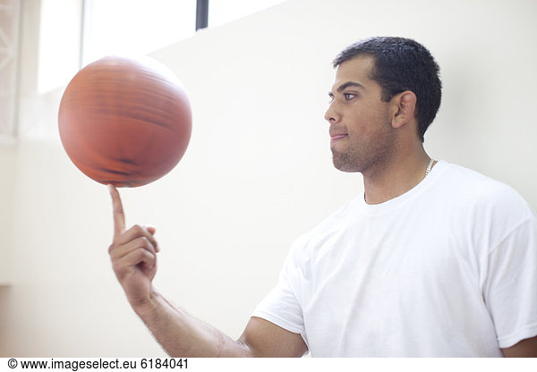 Mann  Hispanier  herumwirbeln  Basketball