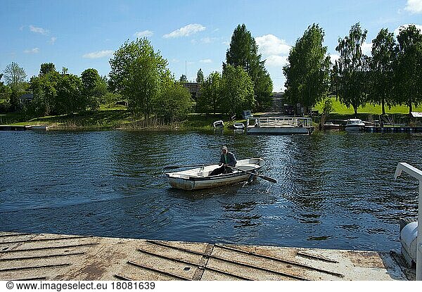 Mann im Boot  Baltikum  Europa  Embach  Floß  Fluss Emajogi  Kavastu  Bezirk Tartu  Estland  Europa