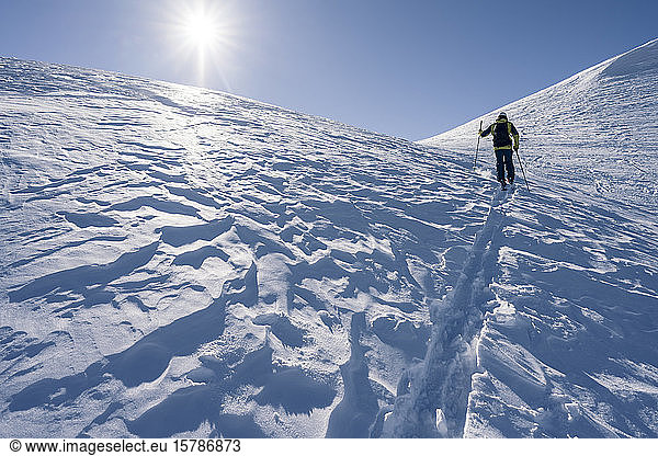 Mann im Gegenlicht auf Skitour  Graubünden  Schweiz