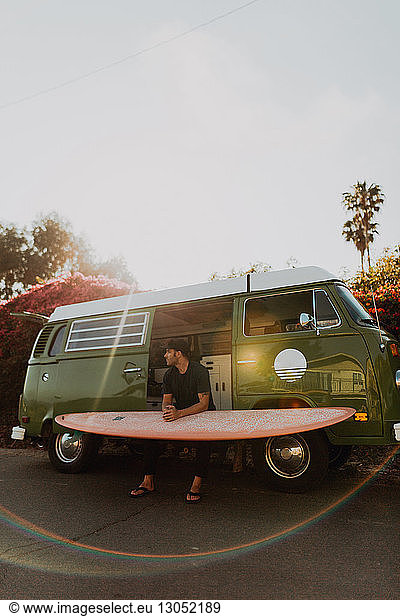 Mann im Kleinbus mit seinem Surfbrett unterwegs  Ventura  Kalifornien  USA