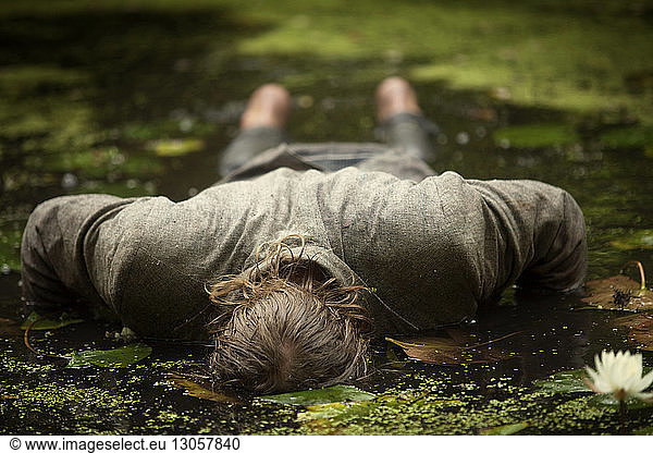 Mann im Sumpf liegend