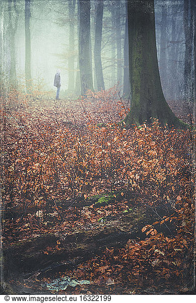 Mann im Wald stehend