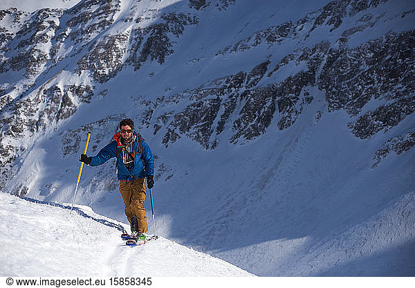 Mann in blauer Jacke Skitouren