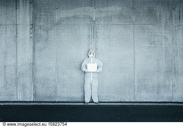 Mann in Schutzkleidung mit einem leeren Schild