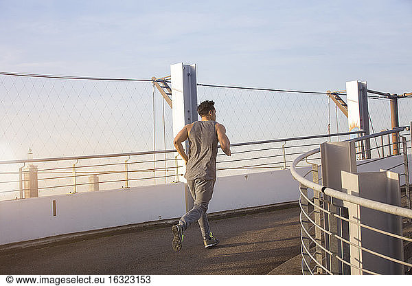 Mann joggt auf einer Rampe