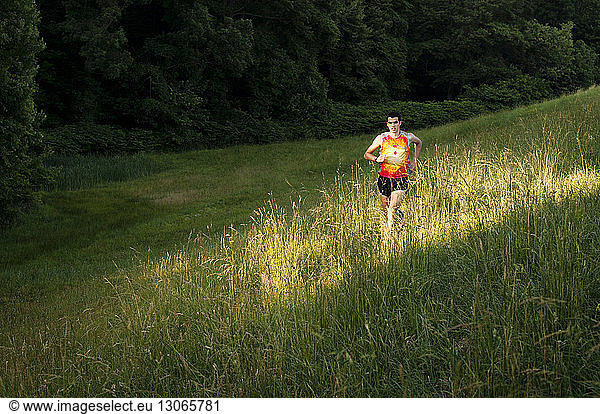 Mann joggt auf Grasfeld