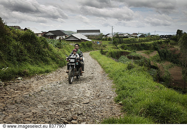 Mann Junge - Person Fernverkehrsstraße Kickboard Indonesien