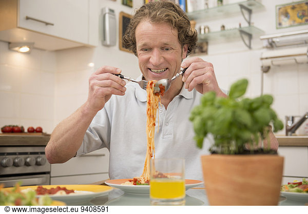 Mann Küche Spaghetti essen essend isst