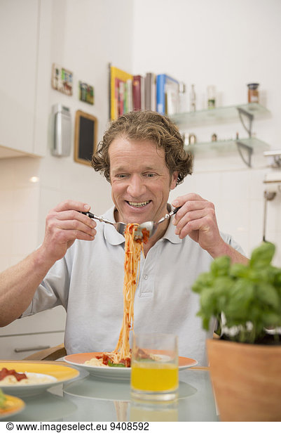 Mann Küche Spaghetti essen essend isst