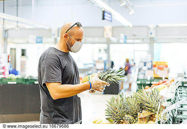 Mann kauft frisches Obst im Supermarkt