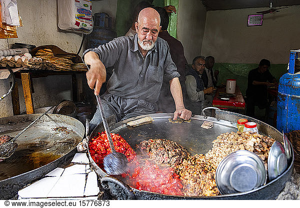 Mann kocht Essen in einem riesigen Topf Bird Street Kabul Afghanistan Asien