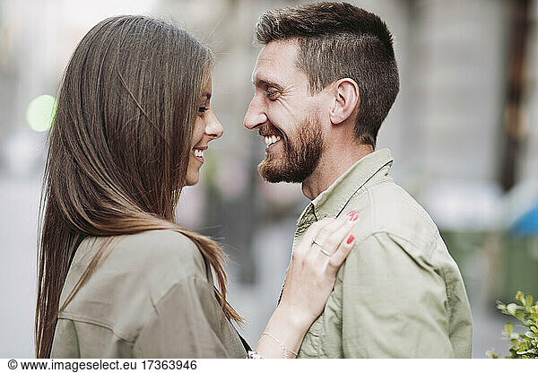 Mann lächelt beim Anblick seiner Freundin