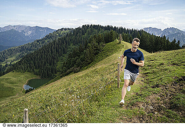 Mann läuft auf Bergpfad