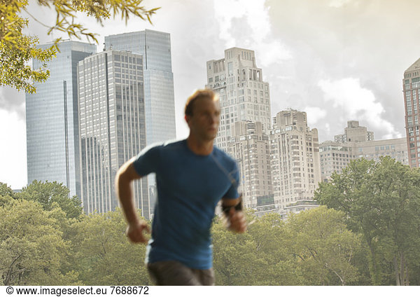 Mann läuft im Stadtpark