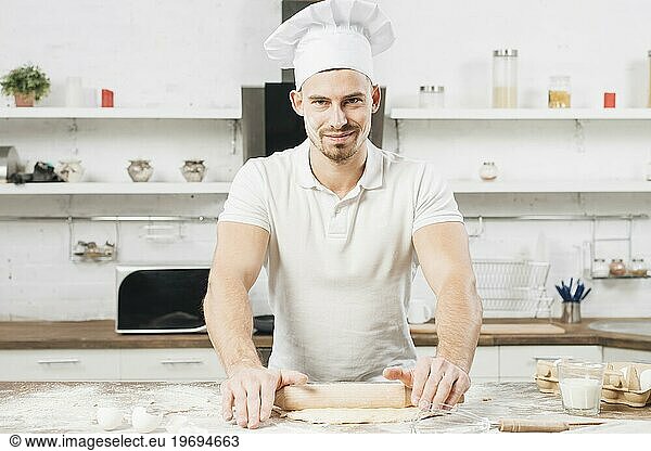 Mann macht Pizzateig