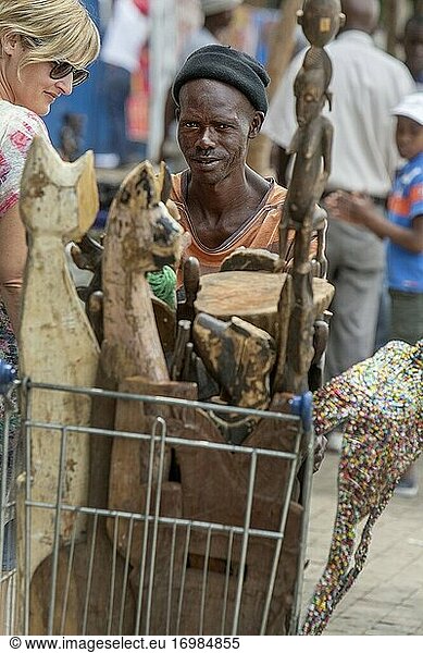 Mann mit afrikanischen Kuriositäten zum Verkauf auf einem Flohmarkt im Township Soweto  Südafrika