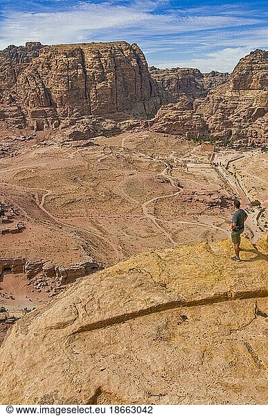 Mann mit Blick auf die Unesco Welterbestätte Petra  Jordanien  Asien
