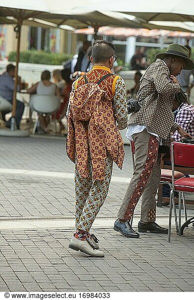 Mann mit farbenfroher Kleidung auf der südafrikanischen Modewoche in Melrose Arch  Johannesburg  Südafrika