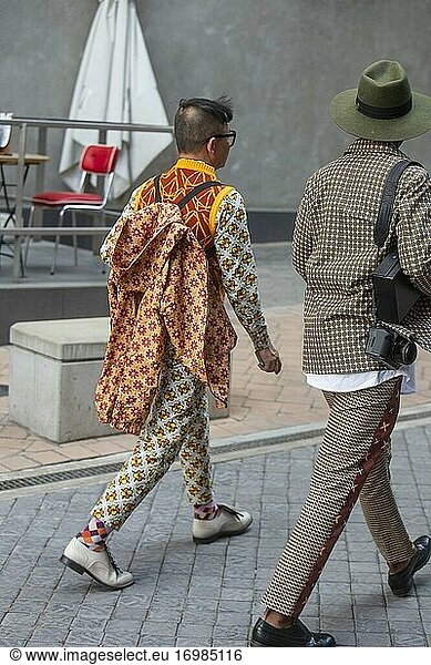 Mann mit farbenfroher Kleidung auf der südafrikanischen Modewoche in Melrose Arch  Johannesburg  Südafrika