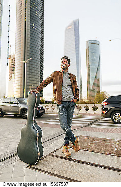Mann mit Gitarre in der Stadt  Madrid  Spanien