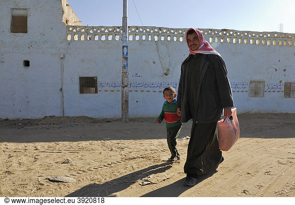 Mann mit Junge vor bemalter Hauswand  Oase Dakhla  Libysche Wüste  Ägypten  Afrika