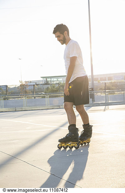 Mann mit Rollschuhlaufen