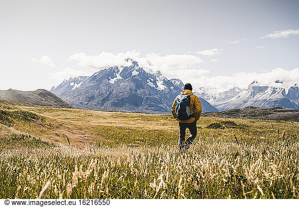 Mann mit Rucksack bei der Erkundung des Nationalparks Torres Del Paine in Patagonien  Südamerika