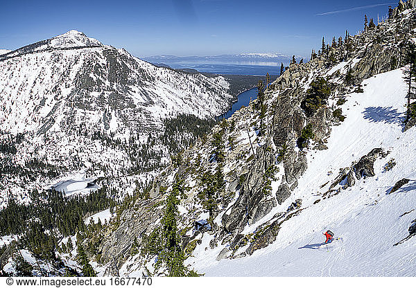 Mann Mitte vierzig beim Skifahren im Backcountry am Washington Pass