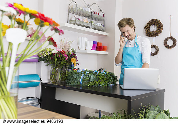 Mann nehmen Blume Mittelpunkt Erwachsener Ordnung