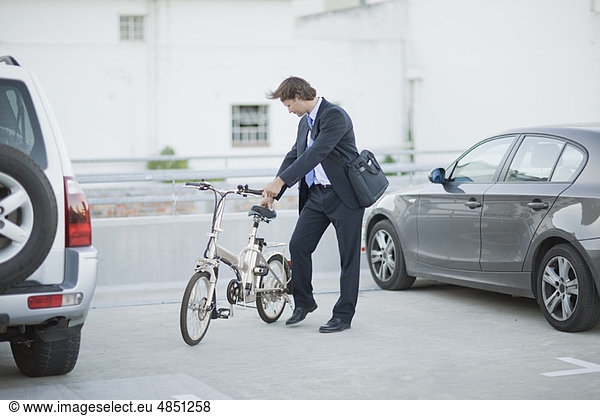 Mann parkt sein Fahrrad