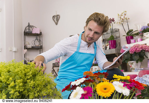 Mann Prüfung Blume Mittelpunkt Laden Erwachsener