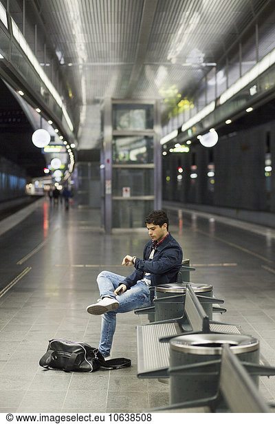 Mann Prüfung warten Zeit Zug Haltestelle Haltepunkt Station