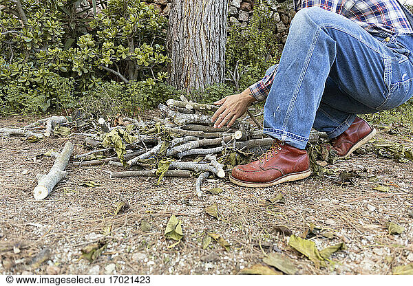 Mann sammelt Brennholz