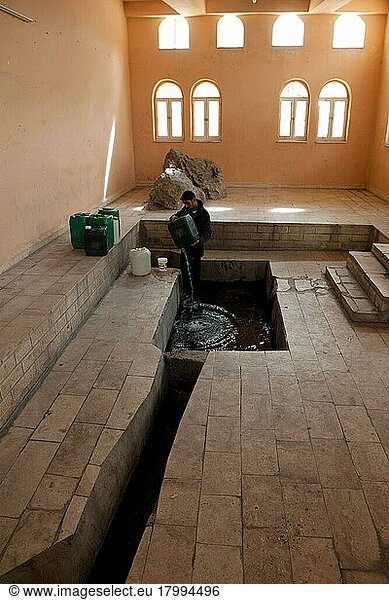 Mann schöpft Wasser  Moses Quelle  Ain Mussa  Jordanien  Kleinasien  Wadi (Musa)  Asien