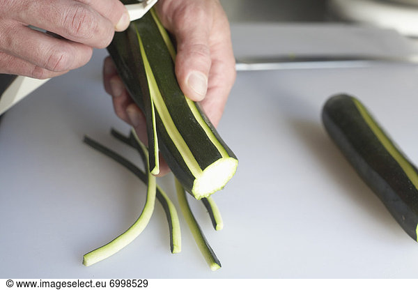 Mann  schneiden  Zucchini