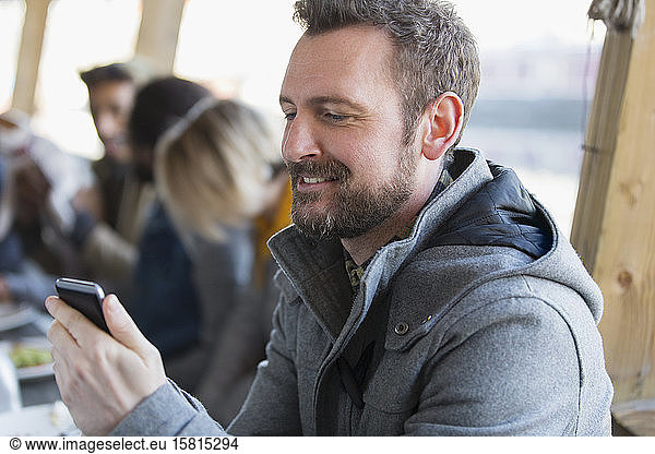 Mann schreibt SMS mit Smartphone