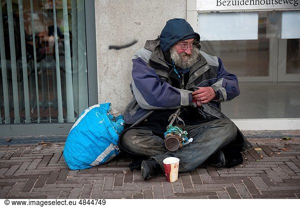 Mann  sitzend  Straße  Obdachlosigkeit