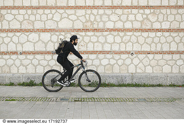 Mann Skateboarder mit einem Fahrrad Lifestyle Hipster Konzept