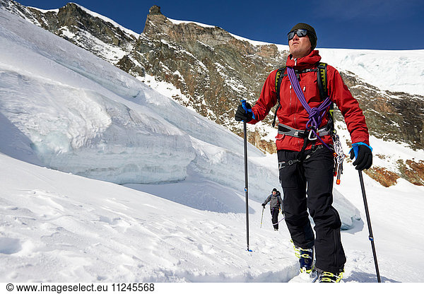 Mann Skitouren auf schneebedecktem Berg  Saas Fee  Schweiz