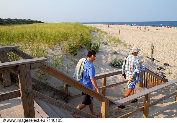Mann sonnenbaden sonnen Sand Düne Gras Cape Cod National Seashore Atlantischer Ozean Atlantik Massachusetts