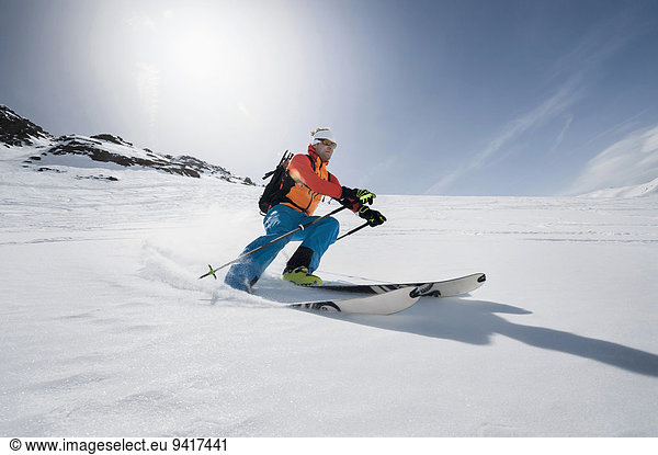 Mann Sonnenstrahl Alpen Skisport Pulverschnee Gesichtspuder Schnee
