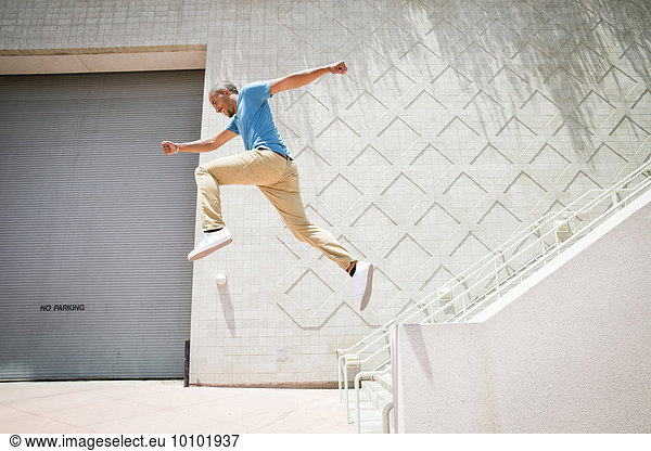 Mann springen Treppe Himmel jung