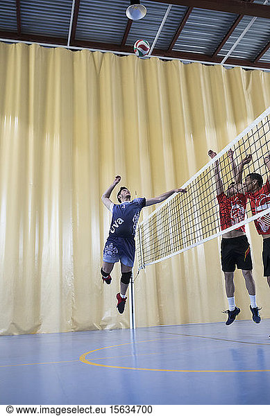 Mann springt während eines Volleyballspiels