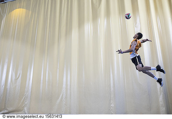 Mann springt während eines Volleyballspiels  um ein Spiel zu beginnen