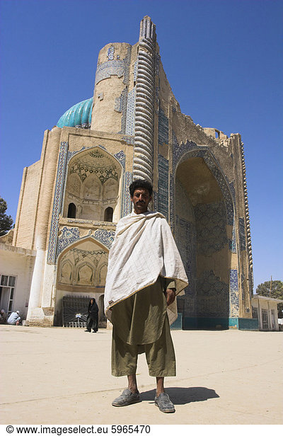 Mann  stehend vor dem Schrein von Khwaja Abu Nasr Parsa  erbaut im späten Timuriden Stil  Balkh (Mutter der Städte)  Afghanistan  Asien