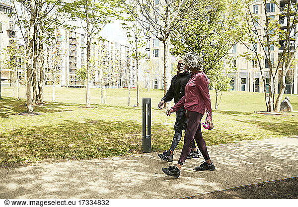 Mann und Frau gehen in einem öffentlichen Park spazieren