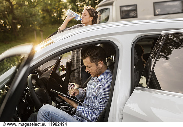 Mann und Frau im Auto
