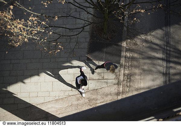 Mann und Frau in Sportkleidung beim Stretching im Freien