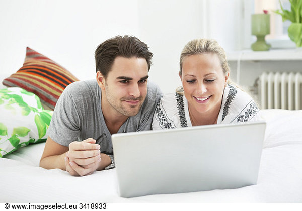 Mann und Frau per Computer