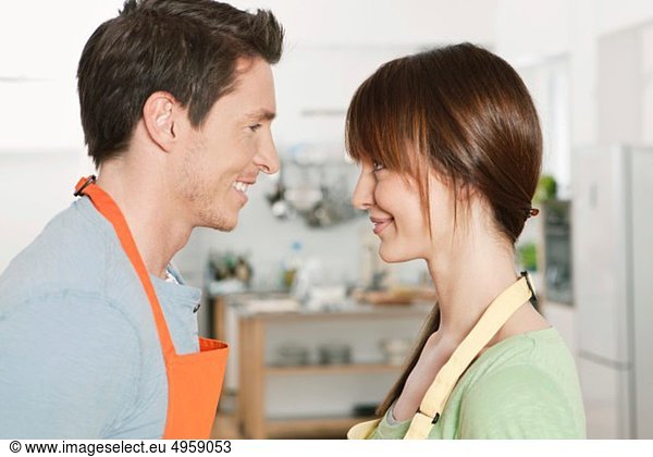 Mann und Frau stehen in der Küche